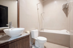 A bathroom with a white sink, toilet, and bathtub. - Hotel O Near Airport Ngurah Rai (Bali)