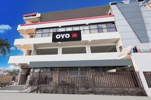 A hotel named OYO with a sign indicating AB Rooms.