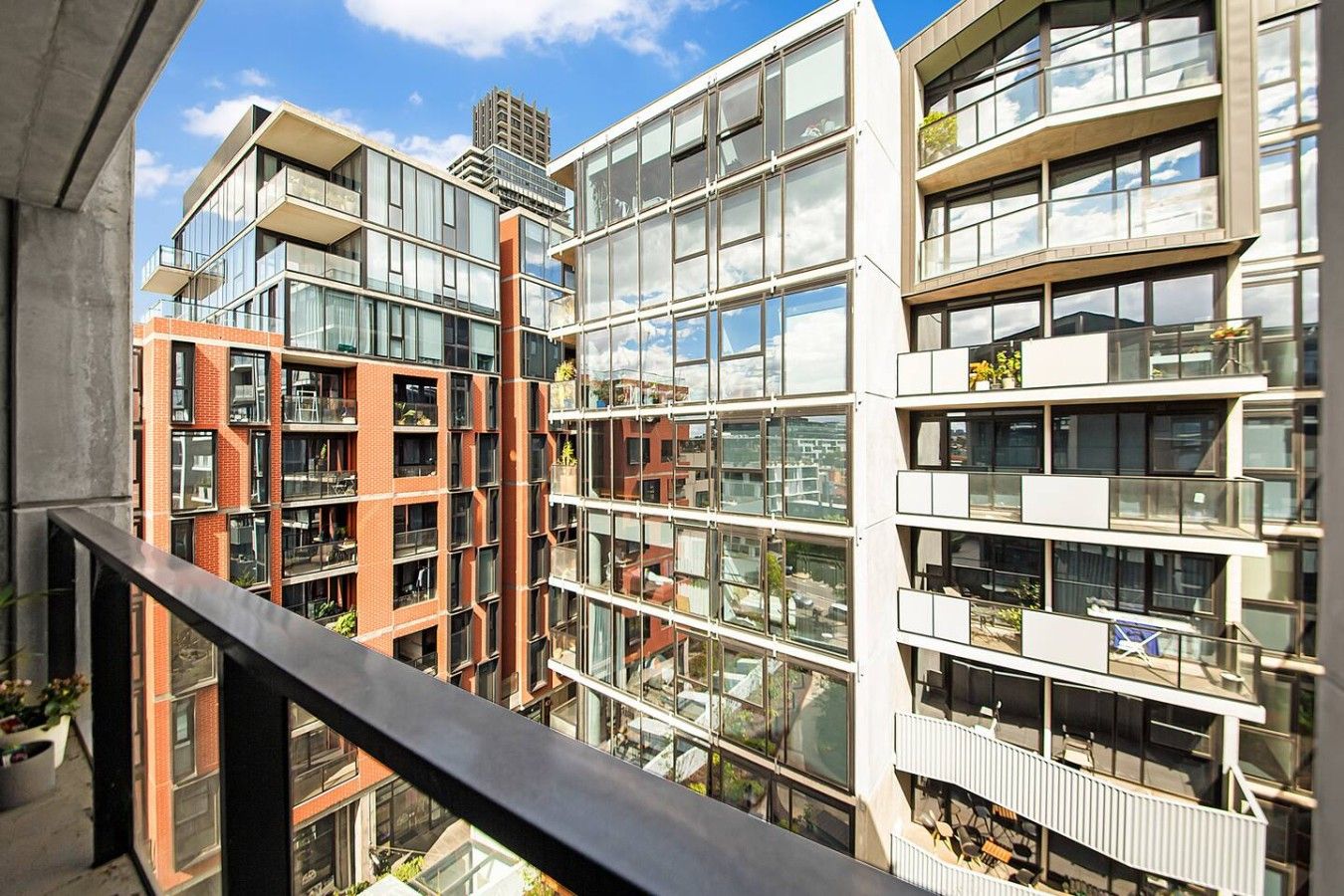 Un immeuble moderne à plusieurs étages, doté de grandes fenêtres et de balcons.