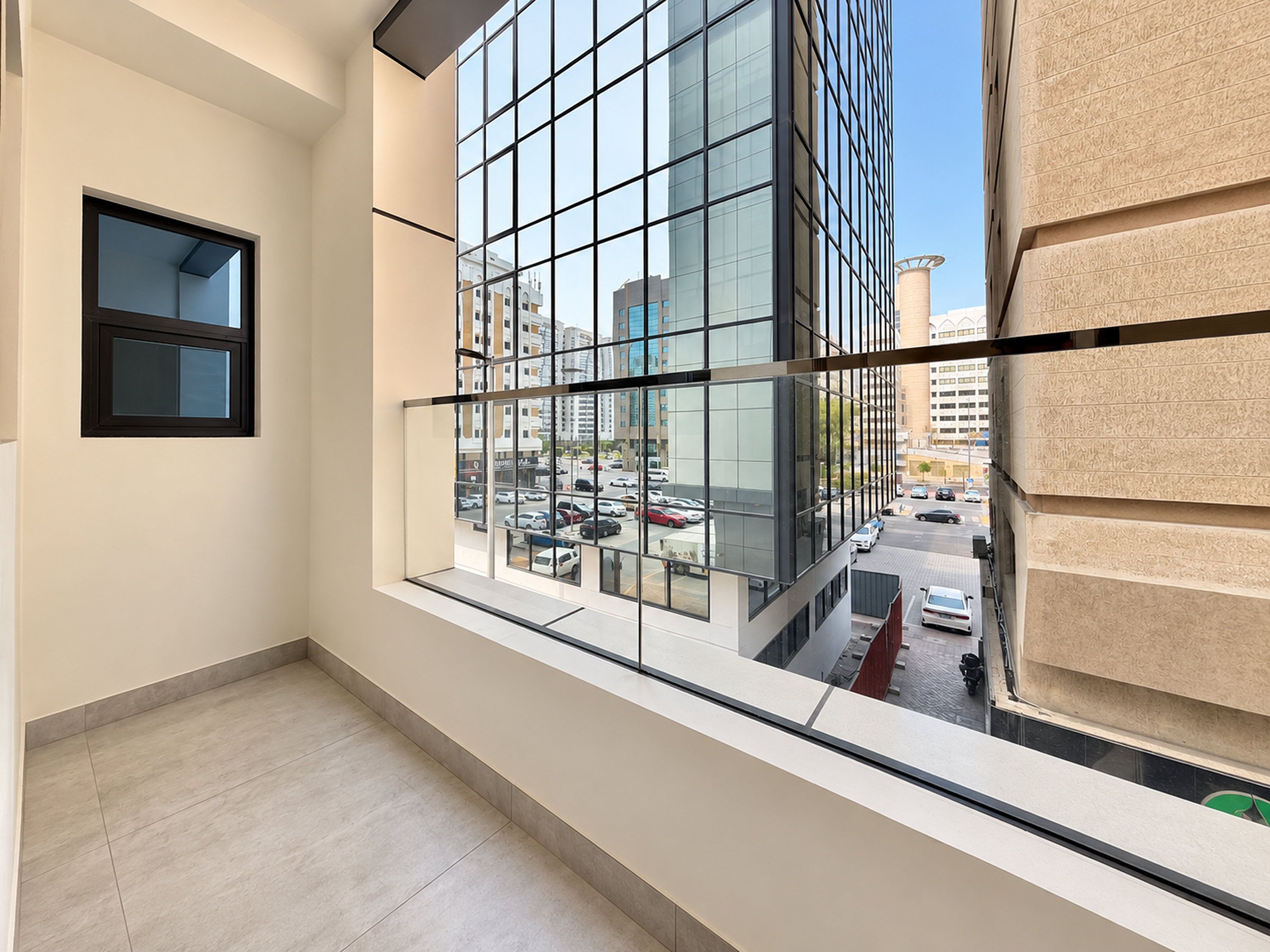 Ein modernes Interieur mit einem großen Fenster mit Blick auf eine Stadtstraße.