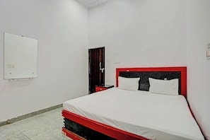 A room with a bed, a wardrobe, a mirror, and a whiteboard on the wall. - Hotel O THE KING HEAVEN (Bhongaon)