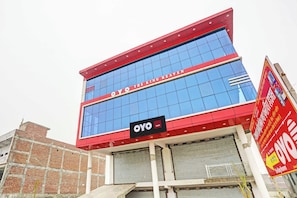 A hotel building with a prominent sign reading 'OYO THE KING HEAVEN'. - Hotel O THE KING HEAVEN (Bhongaon)