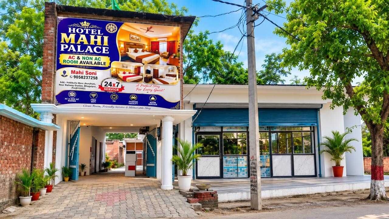 Entrada de un hotel con un cartel grande que anuncia habitaciones con aire acondicionado y sin aire acondicionado, servicio 24 horas al día y un número de contacto.