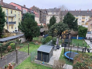 A residential area with a fenced garden, a trampoline, and a small shed. - Top location • Family-friendly • Parking • Netflix (Ludwigshafen am Rhein)