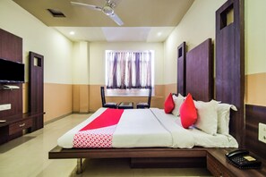A hotel room with a bed, a desk, a chair, a television, and a telephone. - Hotel O Hadoti Resort (Bhilwara)