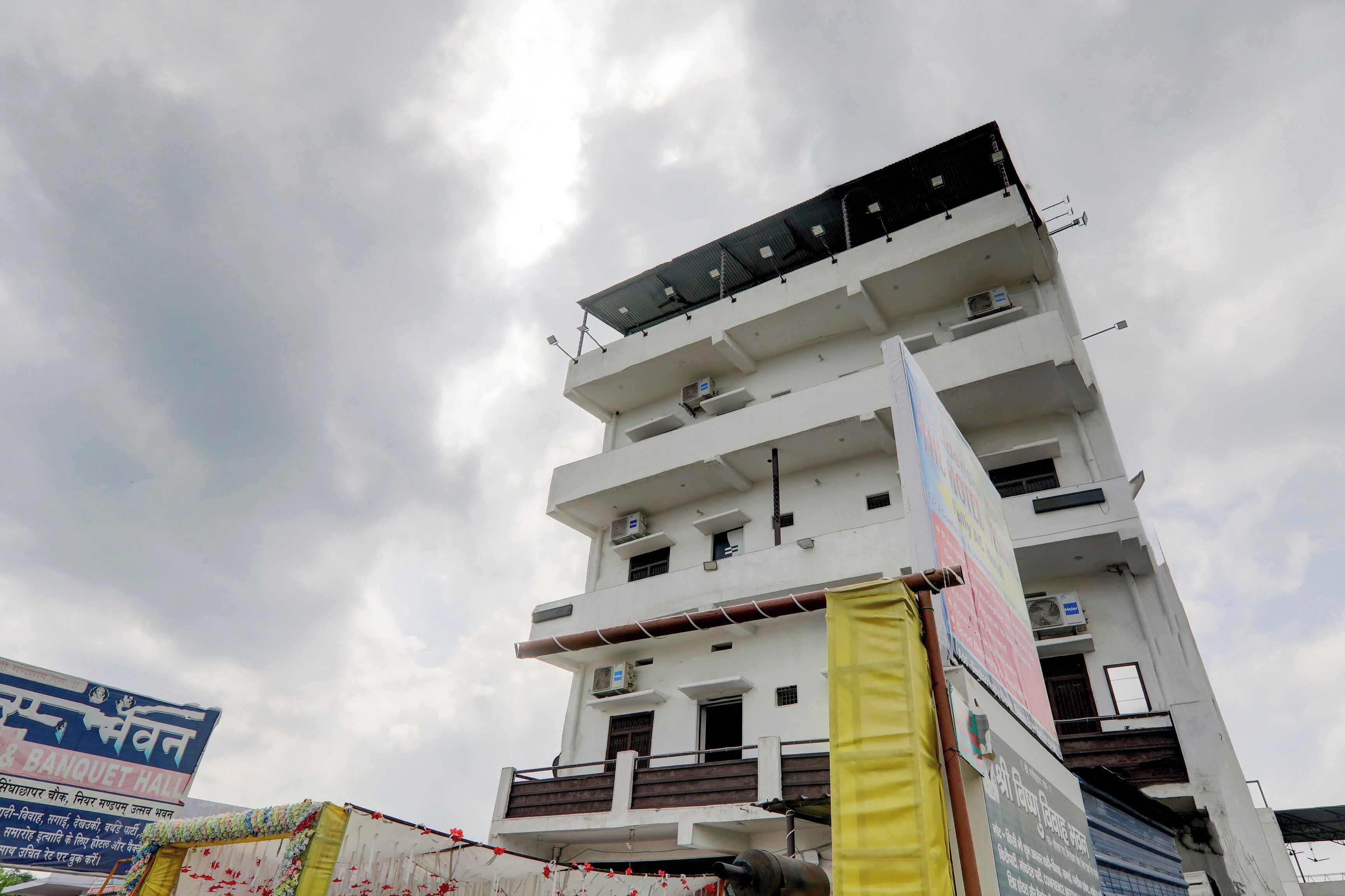 Um edifício de vários andares com varandas e aparelhos de ar condicionado.
