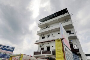 A multi-story building with balconies and air conditioning units. - Hotel O by OYO The Hotal Vishnu (Bettiah)
