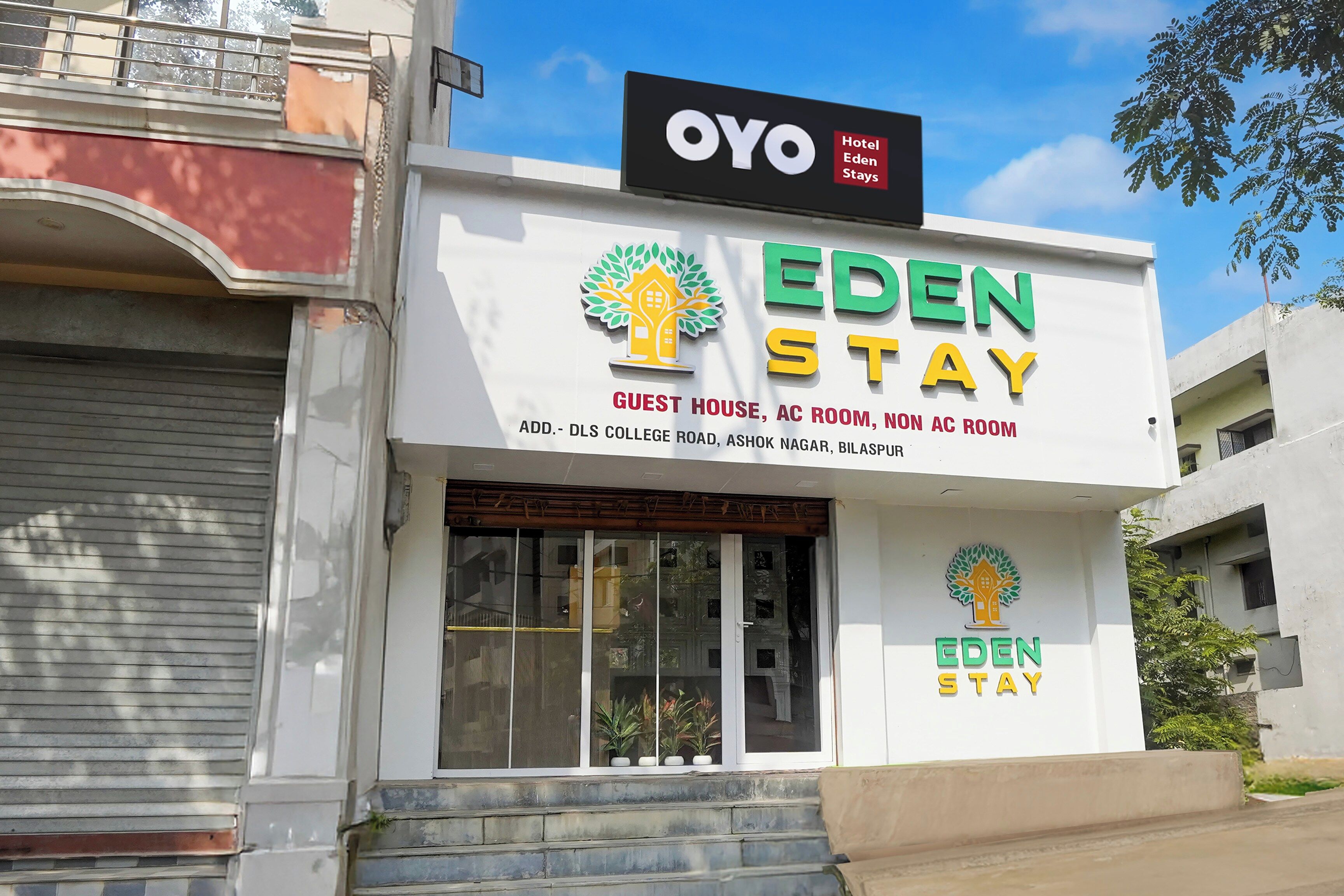 Un hotel anomenat Eden Stay amb un distintiu que indica que és una residència, habitació amb aire condicionat i habitació sense aire condicionat.