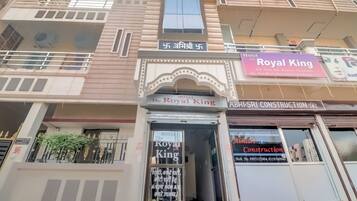 Hotel 'The Royal King' amb rètols que indiquen habitacions amb aire condicionat i sense.