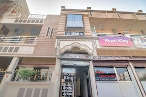 A hotel named 'The Royal King' with a signboard indicating A/C non A/C rooms available. - Hotel O The Royal King (Bilaspur)