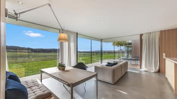 Ein modernes Interieur mit Essbereich, Sitzgelegenheiten und Blick ins Freie.
