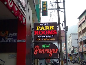 Señal de hotel que indica habitaciones con aire acondicionado y sin aire acondicionado.