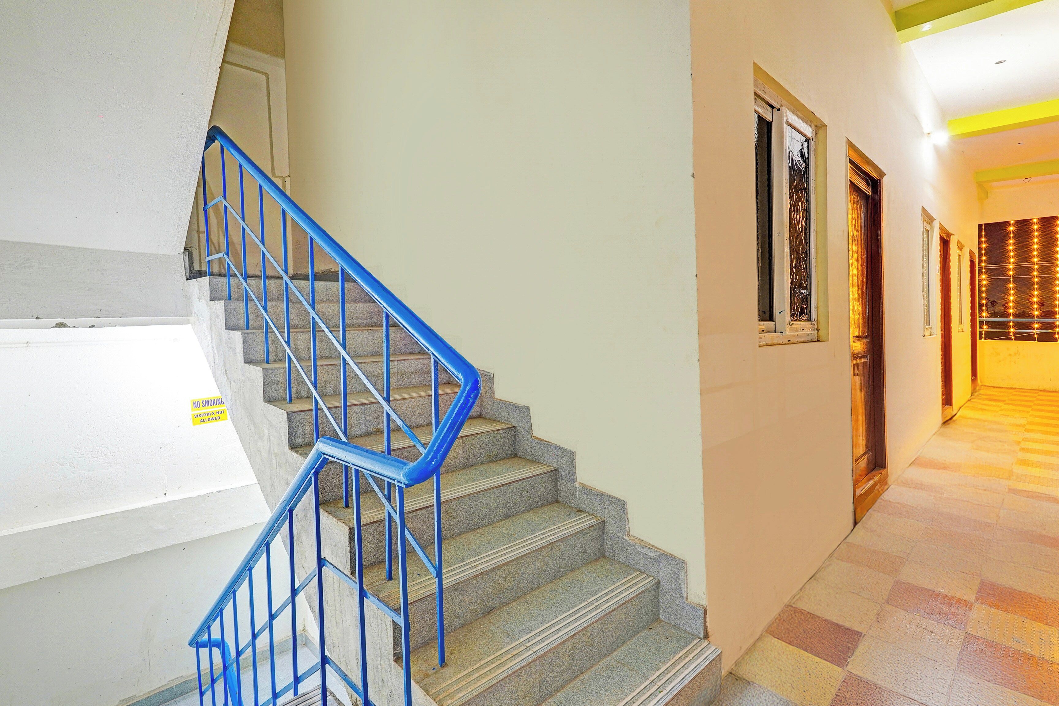 Una escalera con barandillas azules que lleva a un piso superior.