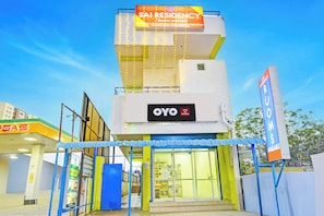 A hotel with a sign for 'SAI RESIDENCY' and 'OYO Hotel Sal Residency' indicating available rooms. - Hotel O Sai Residency (Chennai)