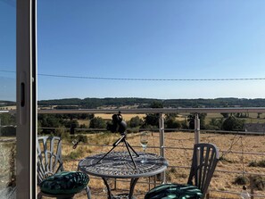 Outdoor dining - 4 guests with beautiful views (Saint-Agnant-de-Versillat)