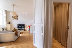 Ein modernes Wohnzimmer mit einer Couch, einem Fernseher und Dekoelementen.