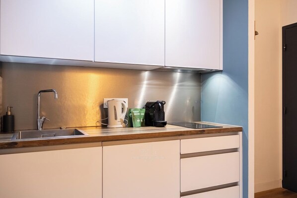 Private kitchen - Large Apartment with Patio - Steps from the Harbor (La Rochelle)