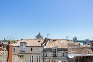 Un edificio con tetto in tegole, una piccola torre e un cartello che indica 'Lockey Conciergerie All Services'.