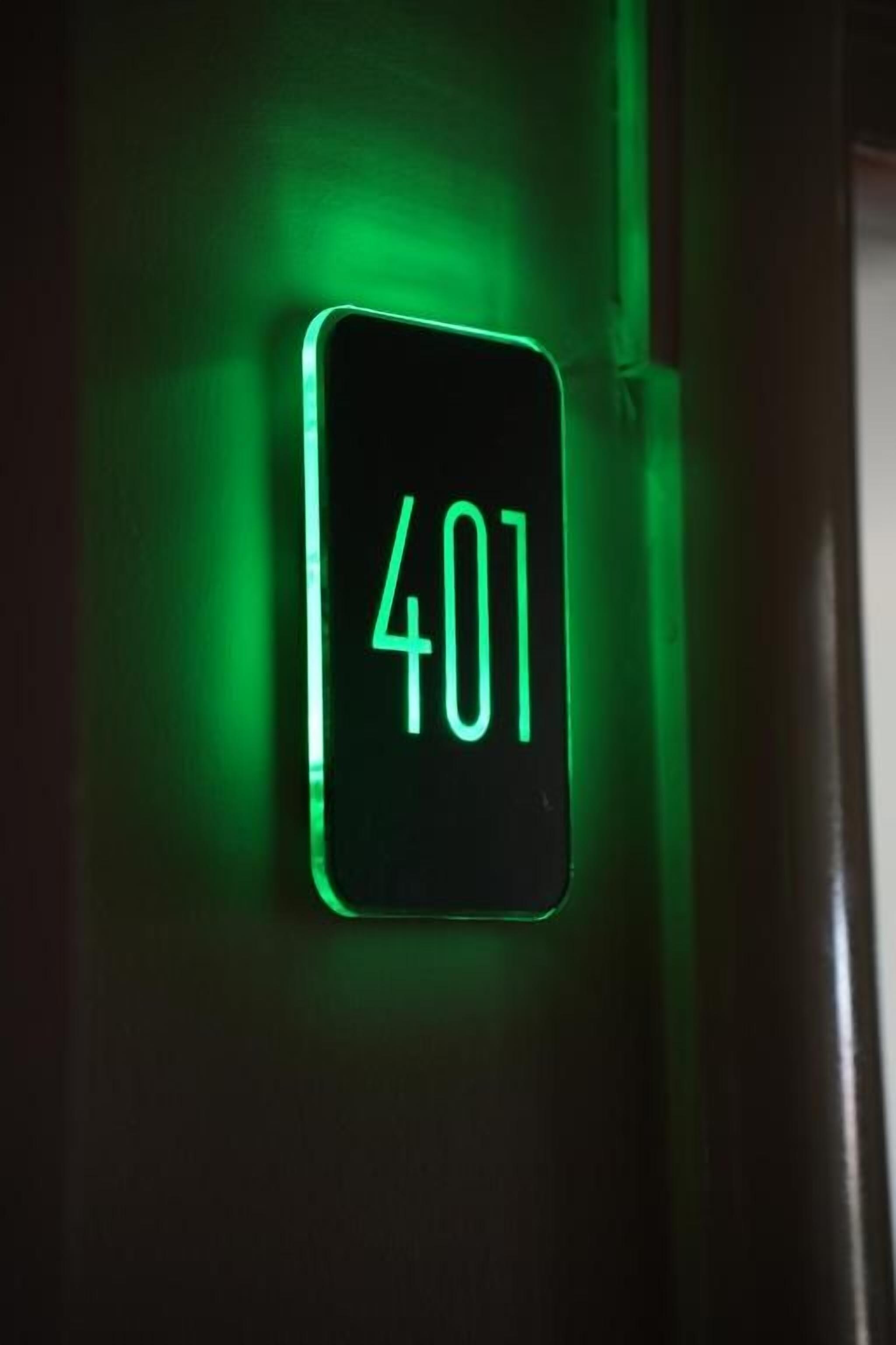Un panel digital con el número 401 iluminado en verde.