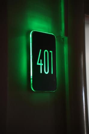 Un panel digital con el número 401 iluminado en verde.