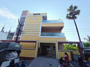 A multi-story building with a sign reading 'Taj Palace.' - Hotel O VKS Palace (Chennai)