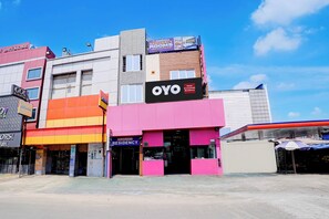 A hotel named Arunachal Residency with a signboard advertising available rooms. - Hotel O Arunachala Residency (Chennai)