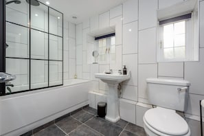 Une salle de bain moderne avec une baignoire, un lavabo et des toilettes.