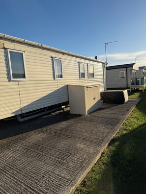 Exterior - Luxury fully accessible caravan pet friendly 2 bedroom sleeps 6 great location (Walton on the Naze)