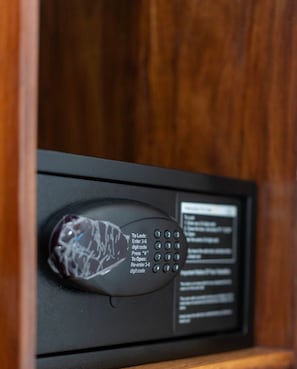 A car key fob with a digital keypad and instructions for locking and unlocking a vehicle. - Blue Roof Beach Bungalow (Matemwe Zanzibar north coast)