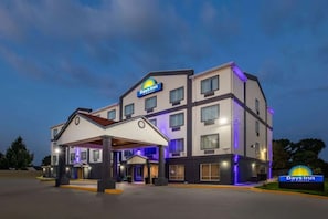 Um hotel Days Inn com design moderno, apresentando entrada coberta e vários andares.