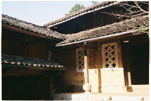 Front of property - Nha co Chung Pua - Auberge de Meo Vac (Meo Vac)