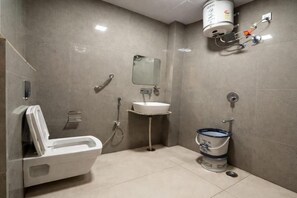 Un baño con inodoro, lavabo, espejo y bidé.