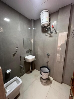 A bathroom with a toilet, bidet, and sink. - Hotel The Vrnda Heritage (Motichur Range)