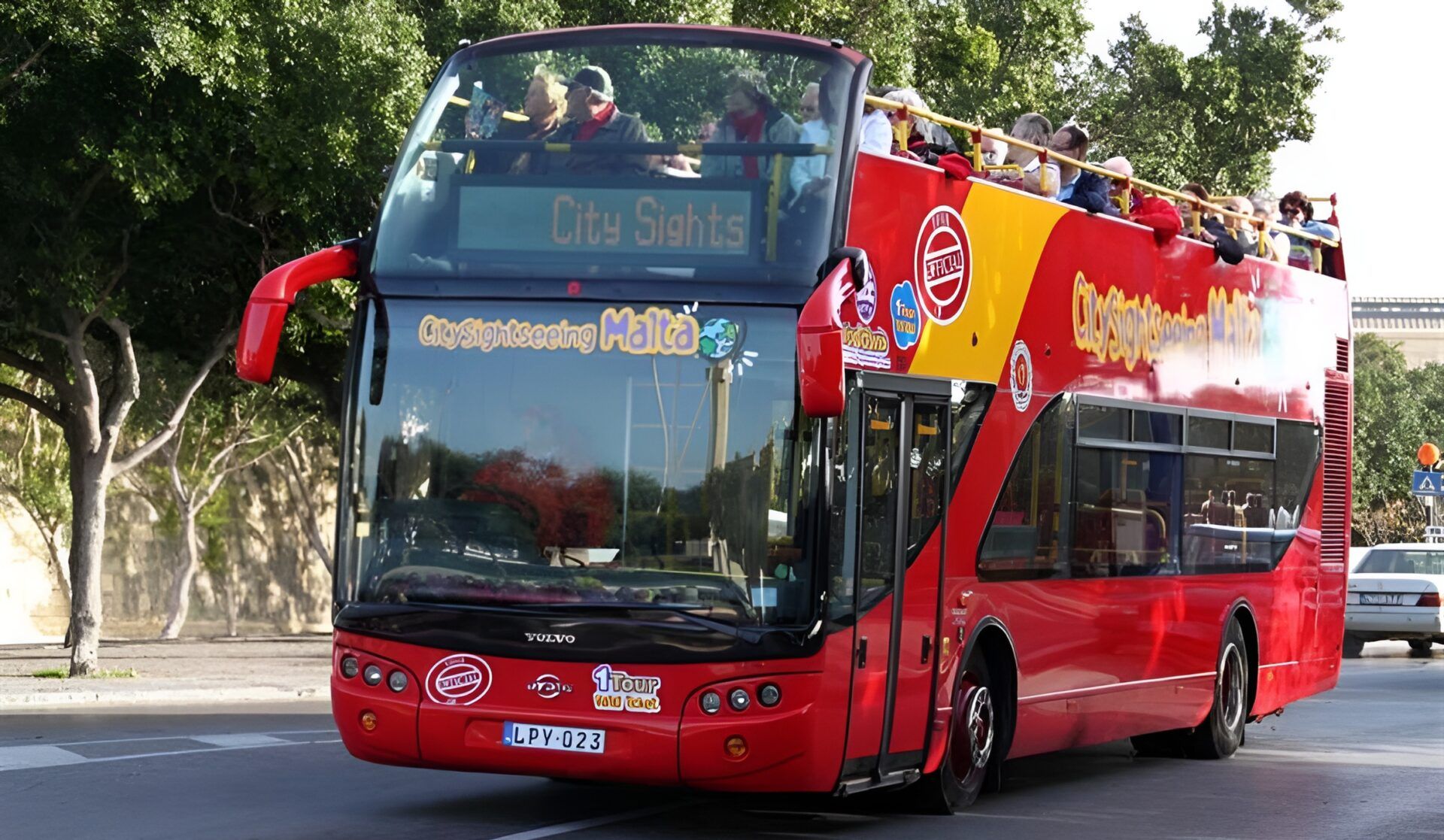 Un autobus rouge à deux étages, avec l’inscription « City Sights » sur le devant, indiquant qu’il s’agit d’un circuit touristique.
