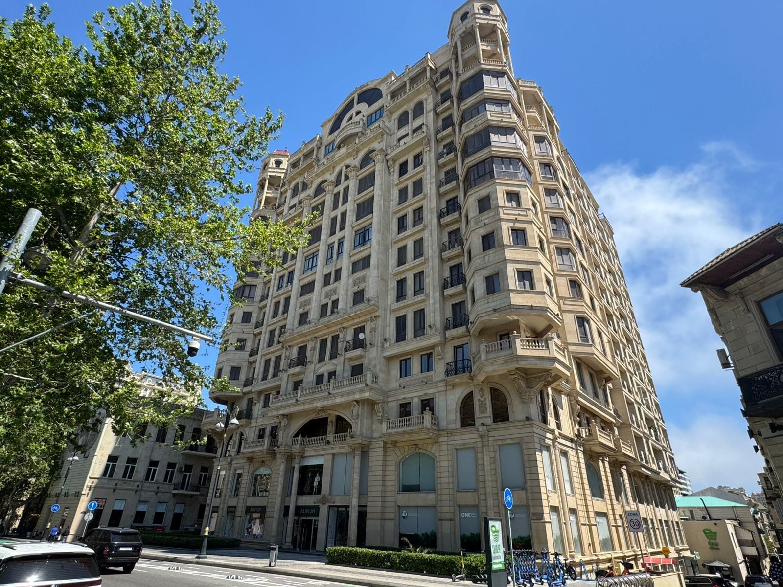 Un edificio de varios pisos con estilo arquitectónico clásico, que cuenta con balcones y ventanas grandes.