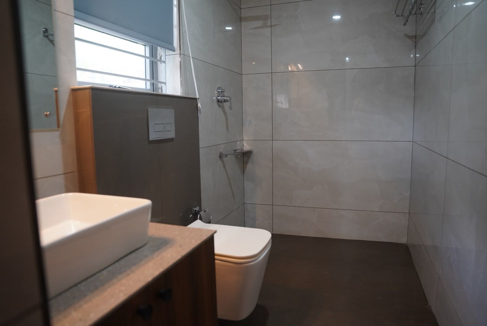 Un baño moderno con inodoro, lavabo y ducha.