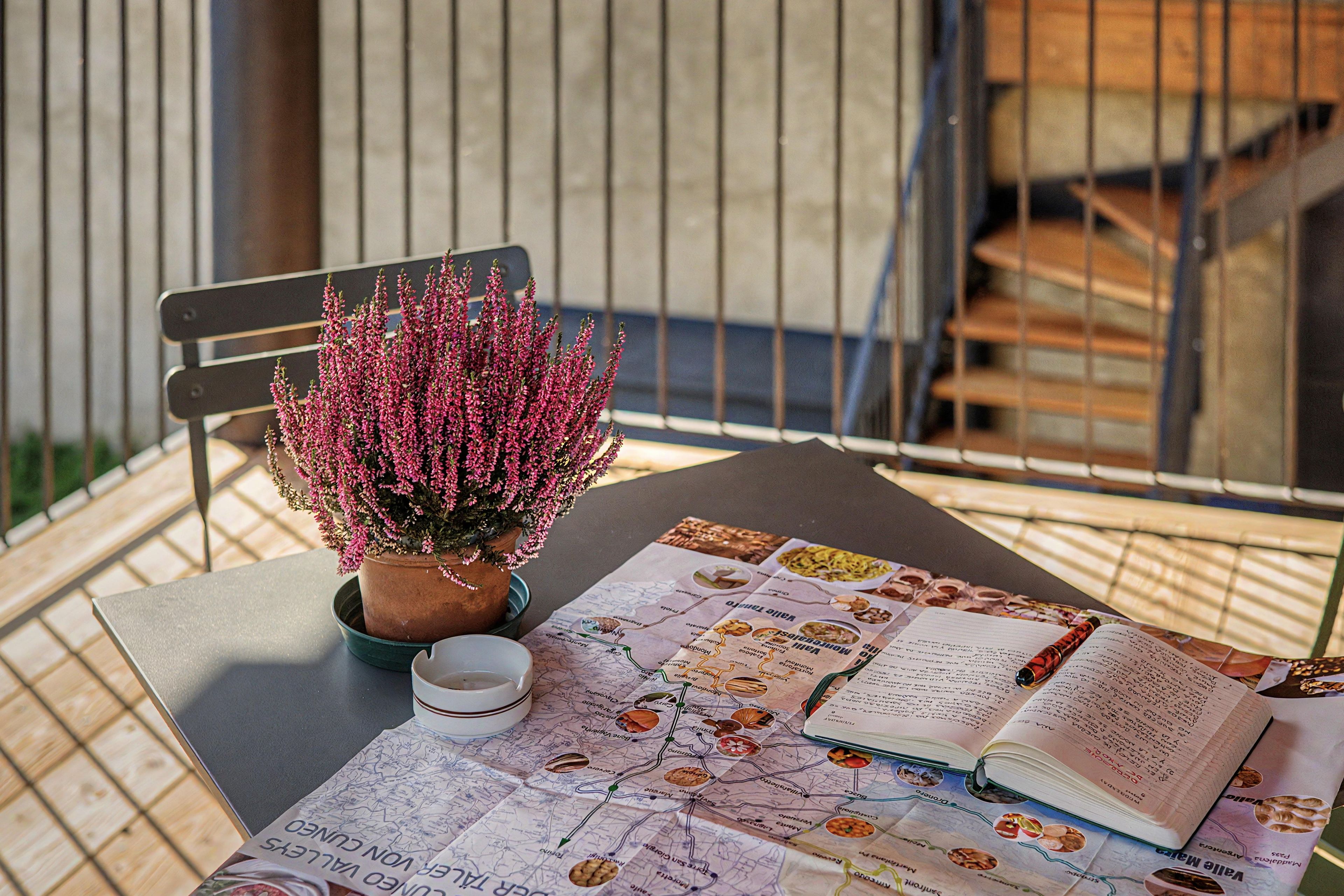Une table avec une carte, un carnet et un stylo.
