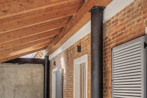 Una struttura in legno coperta con un muro di mattoni e persiane.