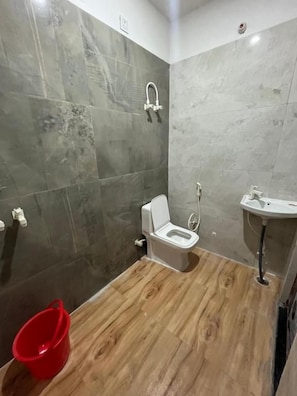 A bathroom with a shower, toilet, and sink. - Hotel dayalu palace (Vrindavan)