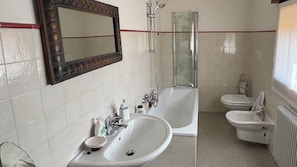 A bathroom with a bathtub, a shower, a toilet, and a sink. - New Listing (Vittorio Veneto)