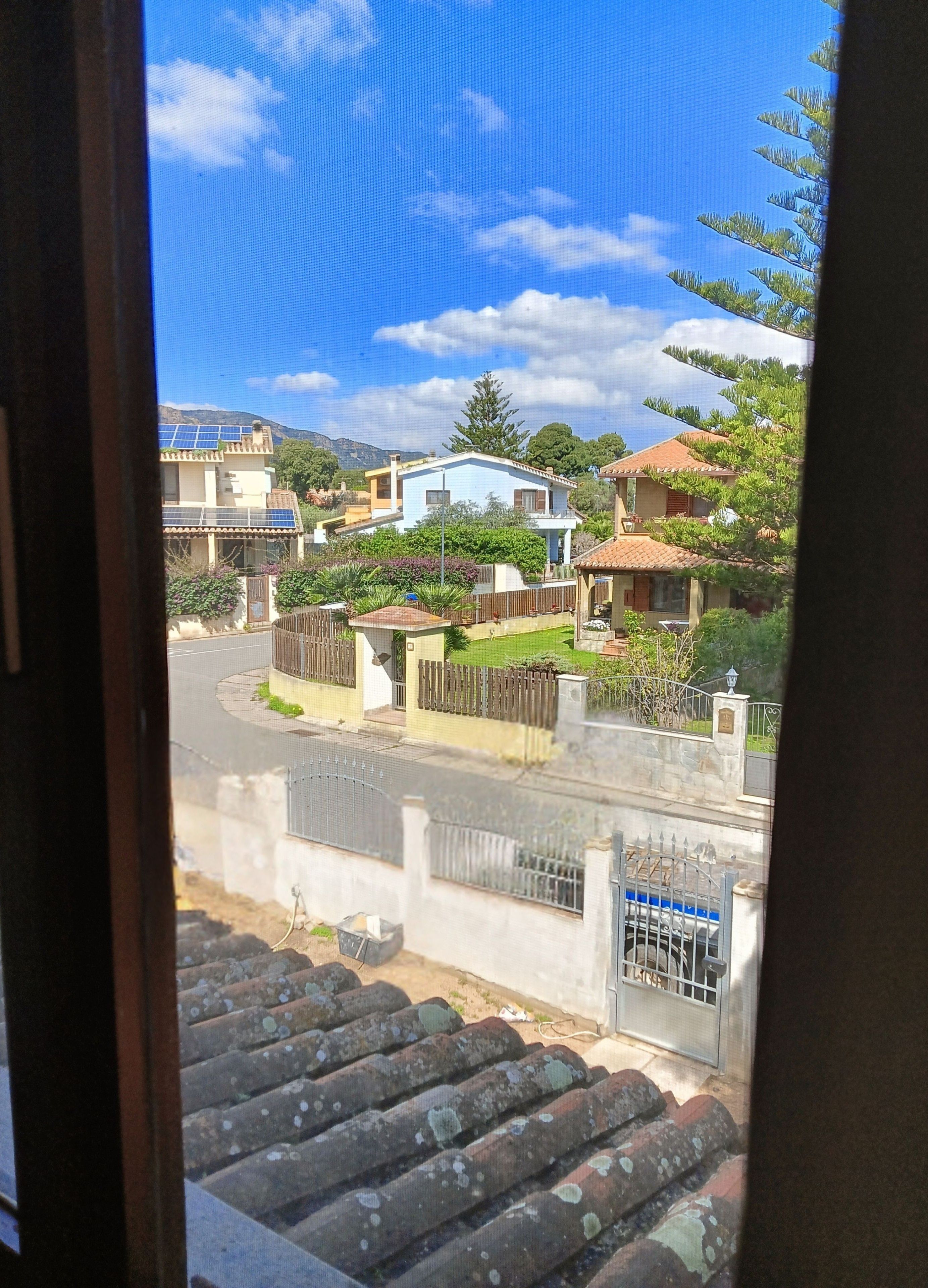 Un quartier résidentiel avec des maisons, une rue et une porte.