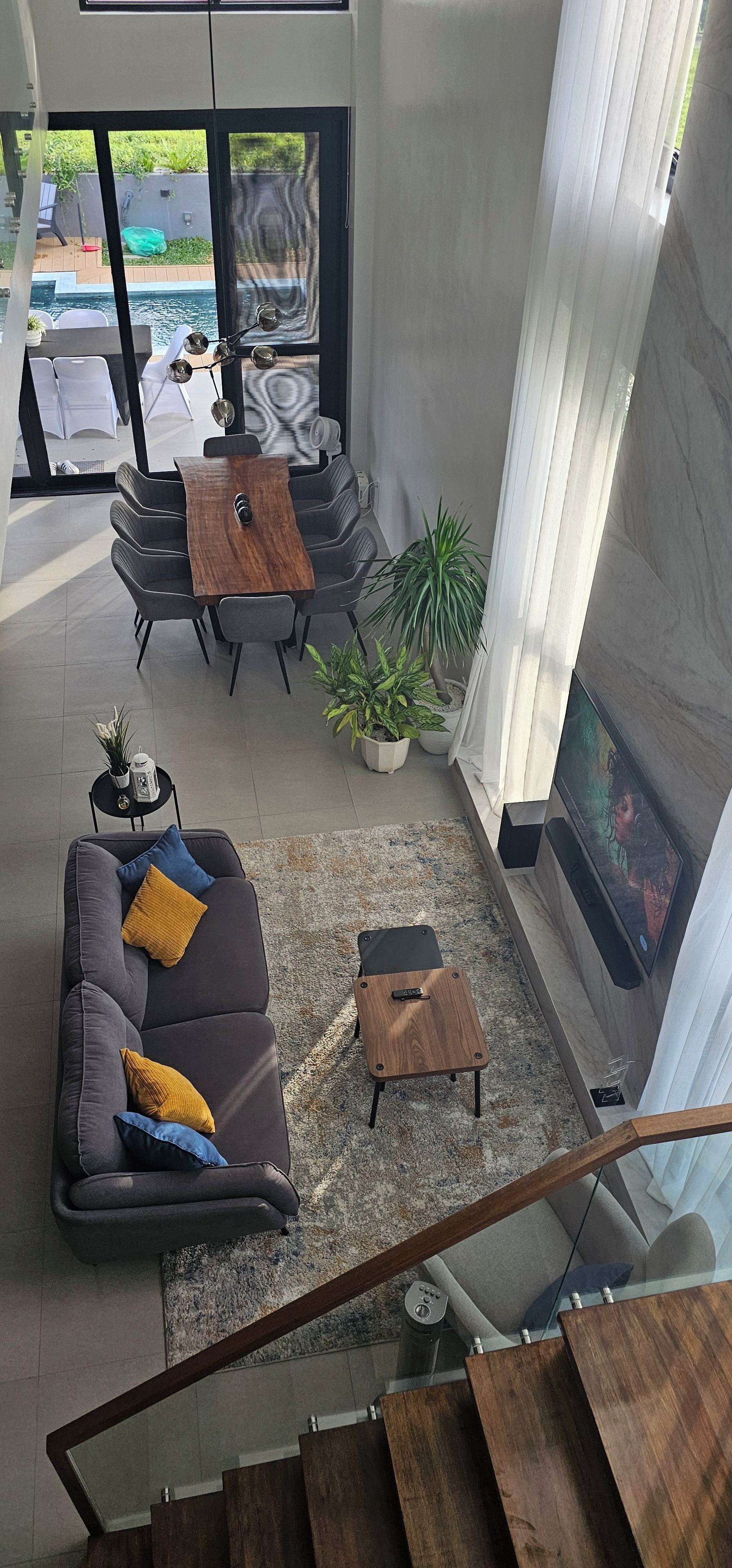 Uma sala de estar moderna com sofá, mesa de centro e televisão de tela plana.
