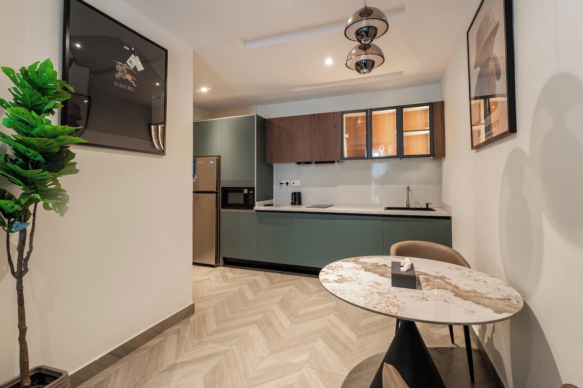 Cozinha moderna com forno embutido, micro-ondas e pia.