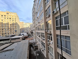A multi-story building with numerous windows and air conditioning units, indicating a residential or office building. - Copacabana Must Praia e Conforto (Rio de Janeiro)