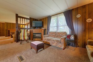 Una sala de estar acogedora con chimenea, televisor y un sofá cómodo.