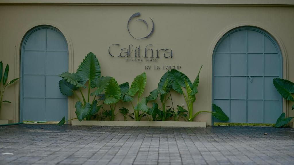 Un edificio con un letrero que dice 'Calithra' y 'By LB Group'.