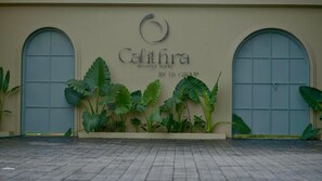Un edificio con un letrero que dice 'Calithra' y 'By LB Group'.