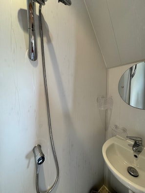 Bathroom - Cabin Sleeps 4 With Large Garden and BBQ (Grange-over-Sands)