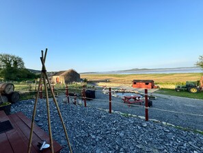 Outdoor dining - Cabin Sleeps 4 With Large Garden and BBQ (Grange-over-Sands)
