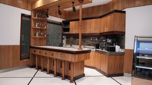 Una cocina moderna con armarios de madera, una isla central y un horno empotrado.